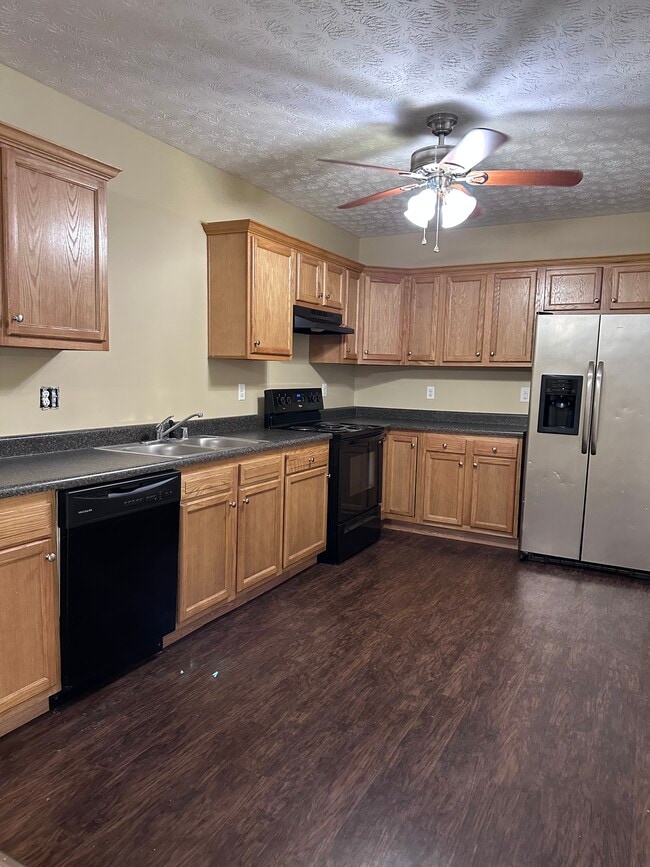 Building Photo - 236 College St