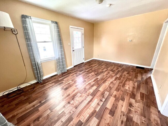 Foto del edificio - Beaver Falls - 2 bedroom 1 Bath Home