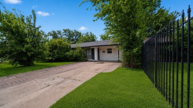 Building Photo - 5242 Greylog Dr