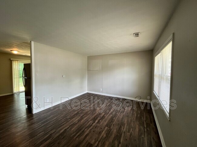 Building Photo - 3831 Bennett Dr