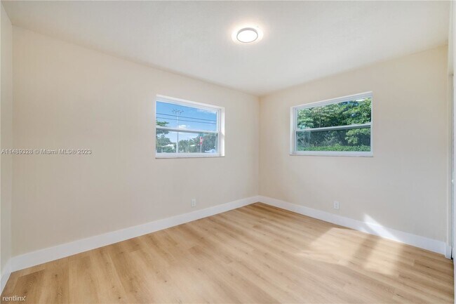 Building Photo - 4 br, 2 bath House - 3380 NE 13th Ave # 3380