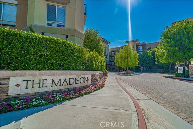 Foto del edificio - 24595 Town Center Dr