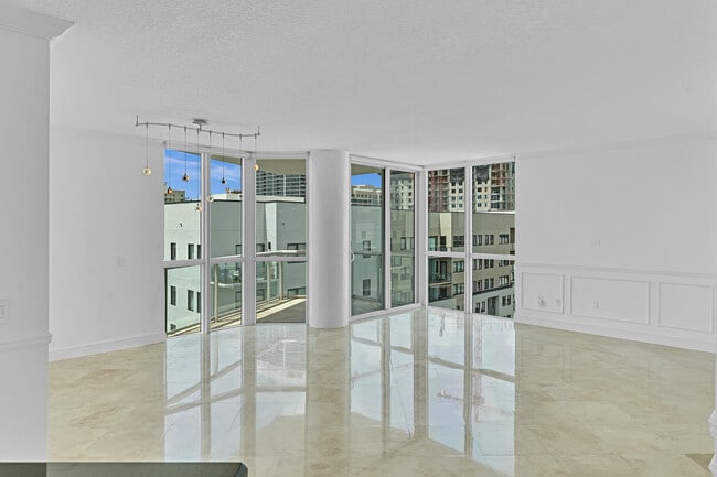 Building Photo - 111 SE 8th Ave