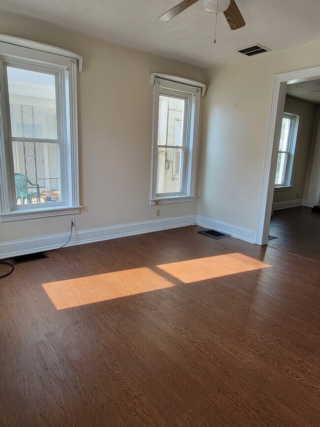 sala de estar - 353 Main St