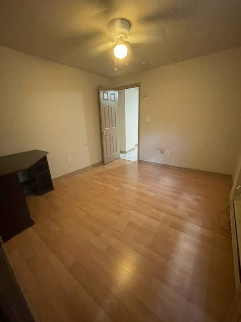 Dormitorio 1: El apartamento incluye escritorios. - 3103 Haverford Ave