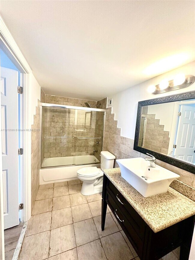 Building Photo - 1301 NE Miami Gardens Dr