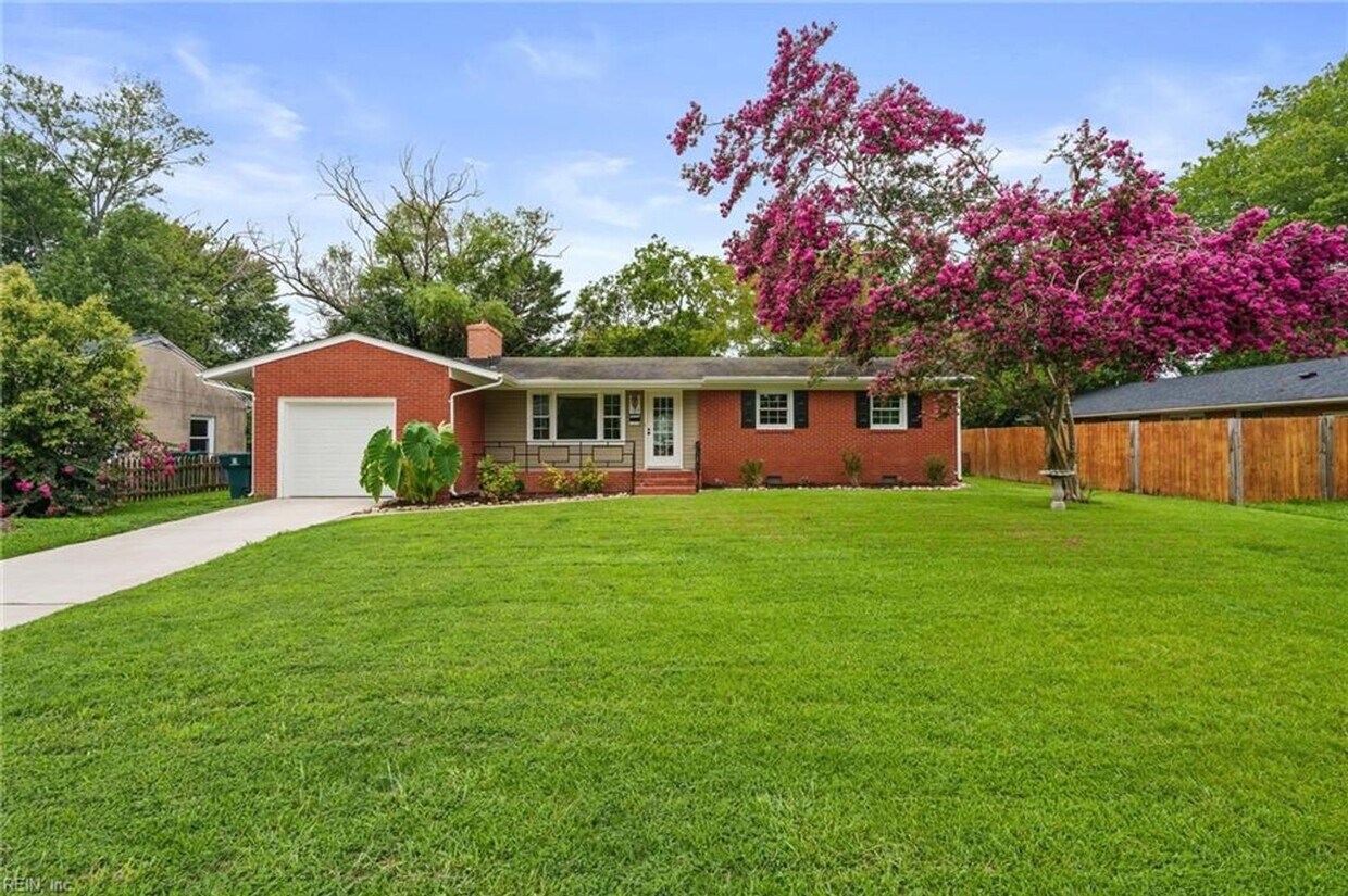 Primary Photo - Charming 3-Bedroom Brick Ranch for Rent – ...