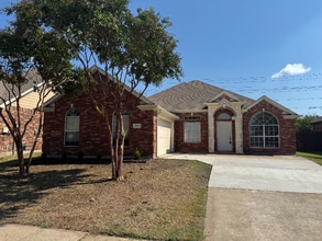 Building Photo - 903 Redbud Dr