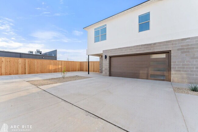 Foto del edificio - Luxury 3/2.5/2 New Construction Townhome!