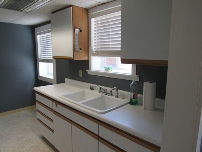 Building Photo - Cute & Cozy One Bedroom Garden Level Apt