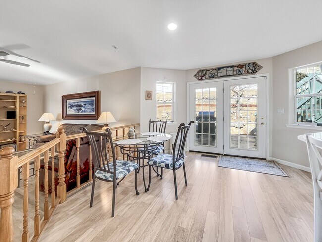 Building Photo - HUGE GARAGE BIGGER HOUSE