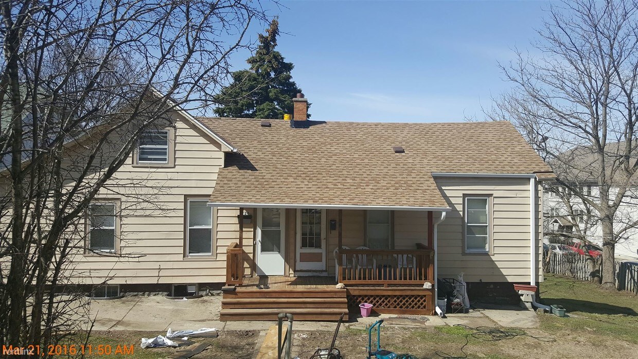 3 br, 1 bath Duplex 8720 W Mitchell St Townhome Rentals in West