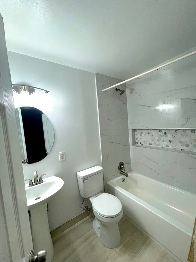 Foto del edificio - 1720 NE 62nd St