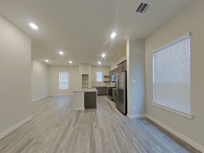 Building Photo - 9835 Willow Creek Commerce Dr