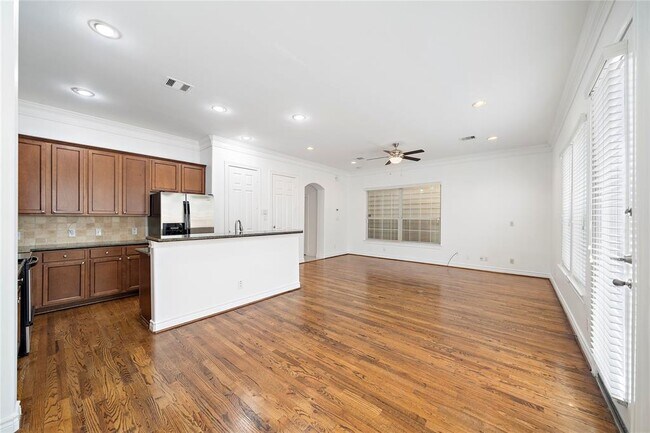 Building Photo - 2705 Sherwin St