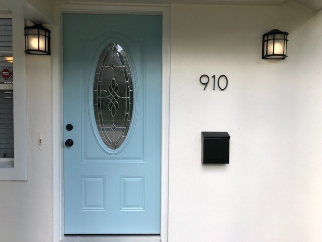 Building Photo - Renovated 2 bed/2 bath home located in the heart of Orlando!     Lake Davis Neighborhood