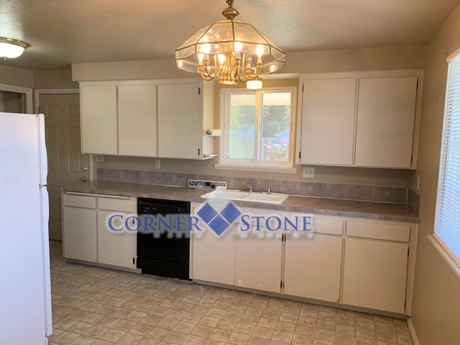 Foto del edificio - Cozy Home on a Large Corner Lot!