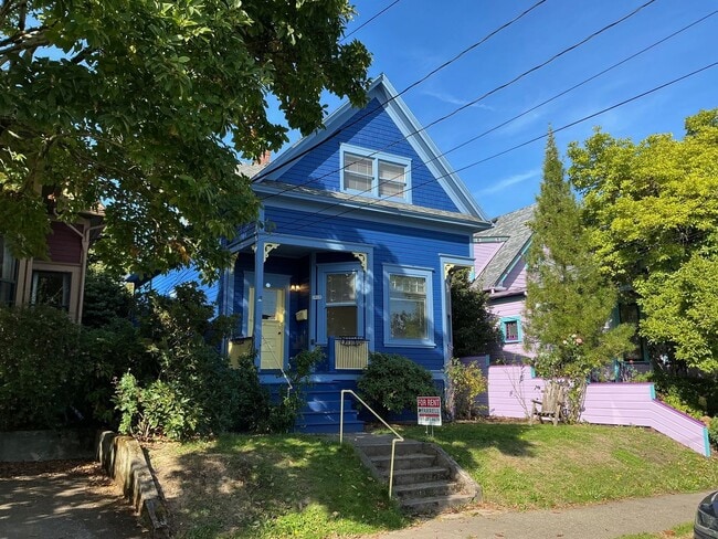 Building Photo - NW District Gem