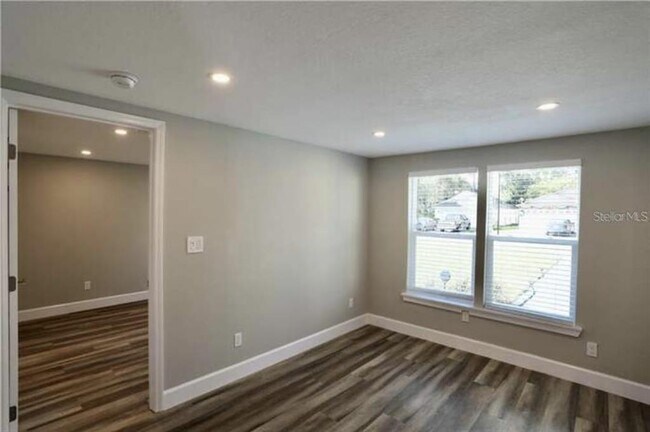 Building Photo - 2811 S Shine Ave