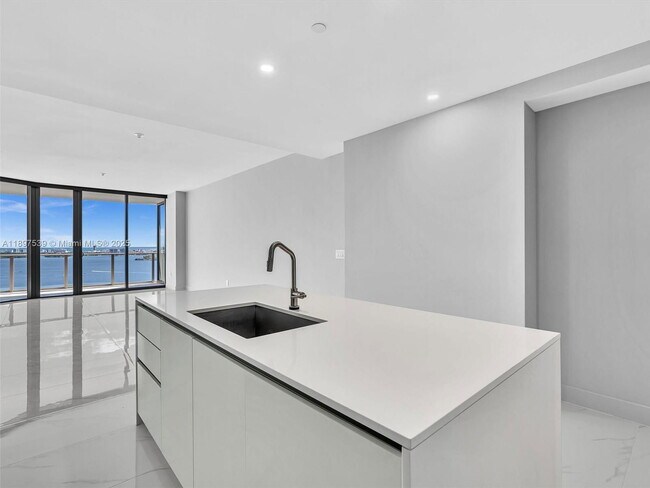 Foto del edificio - 700 NE 24th St