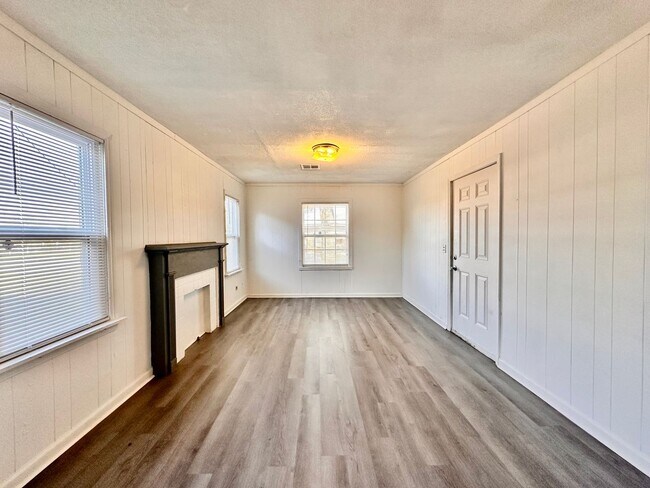 Building Photo - Three bedroom OKC Home