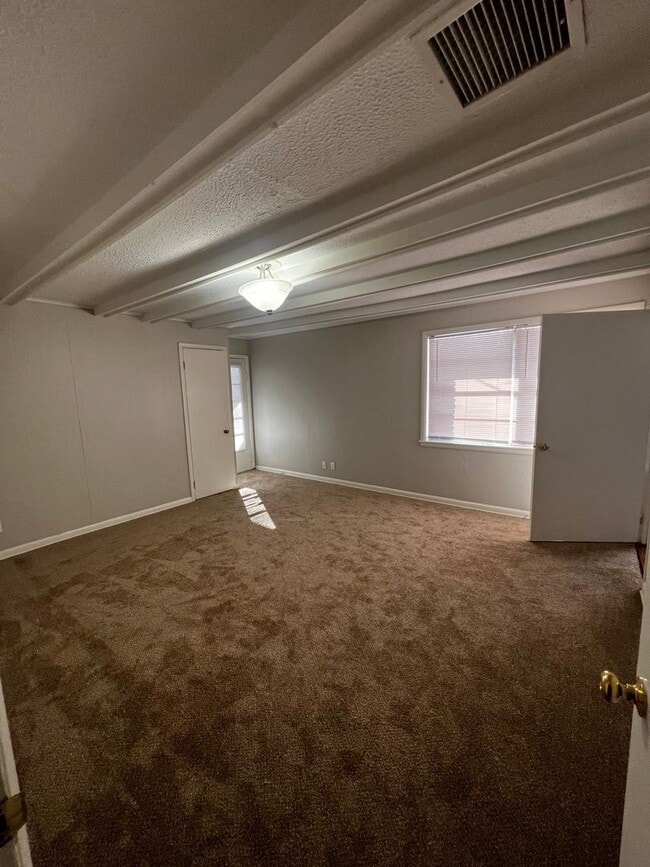 Building Photo - 4 Bedroom 2.5 Bath on 2 Acres- Millington