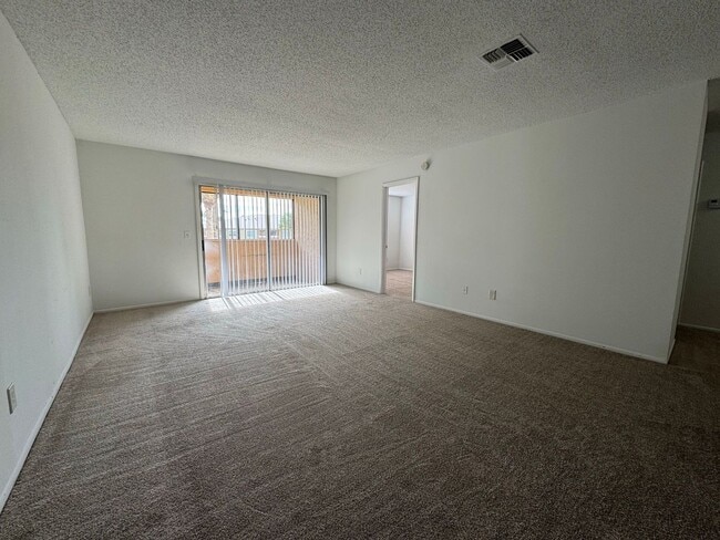 Building Photo - Large 1 bedroom Condo on Second Floor Over...
