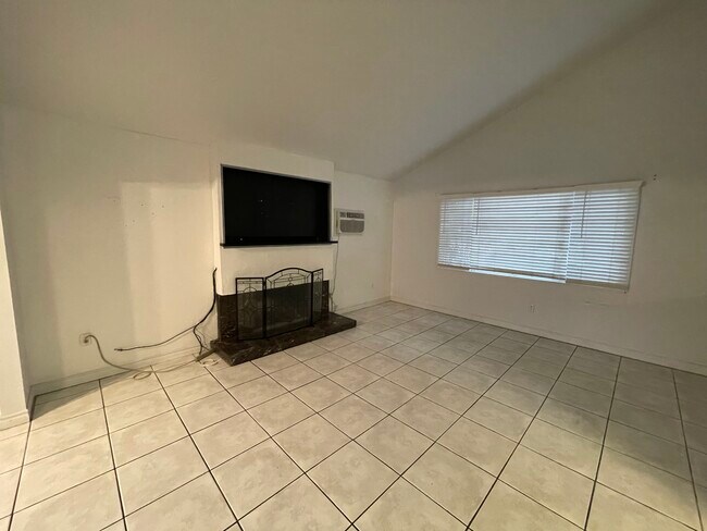 Building Photo - 16612 Regina Cir