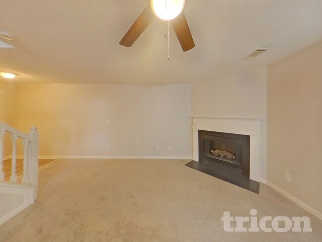 Foto del edificio - 7913 Four Oaks Ct