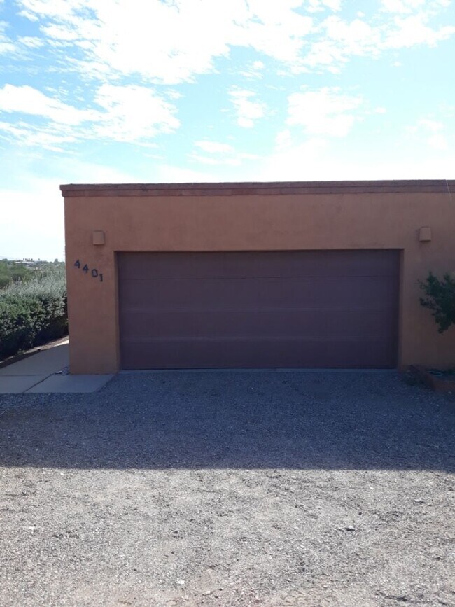 Foto del edificio - 3 Bedroom 2 bath with 2 car garage FOOTHIL...