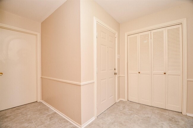 Building Photo - 5810 Fontenelle Dr