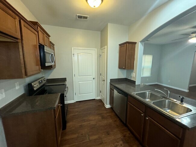 Foto del edificio - 7931 Bay Meadow Cir S