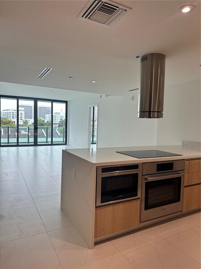 Foto del edificio - 9901 E Bay Harbor Dr