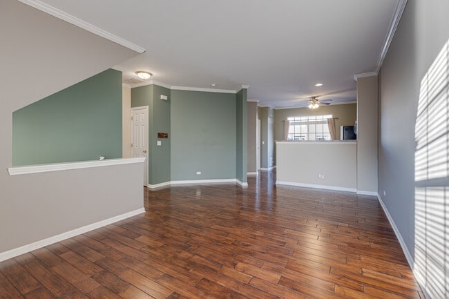 More open floor plan - 82 Thomas Ct