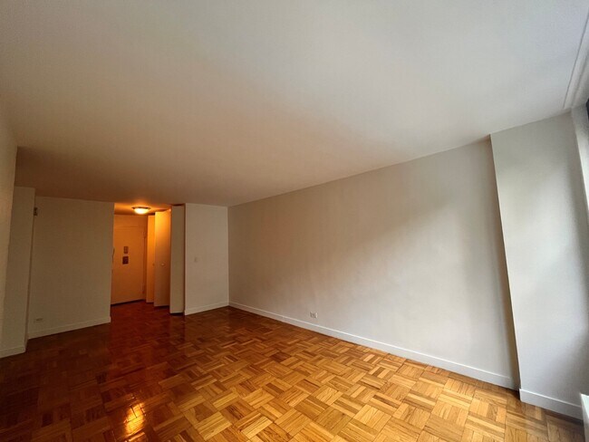 Foto del edificio - 333 E 49th St