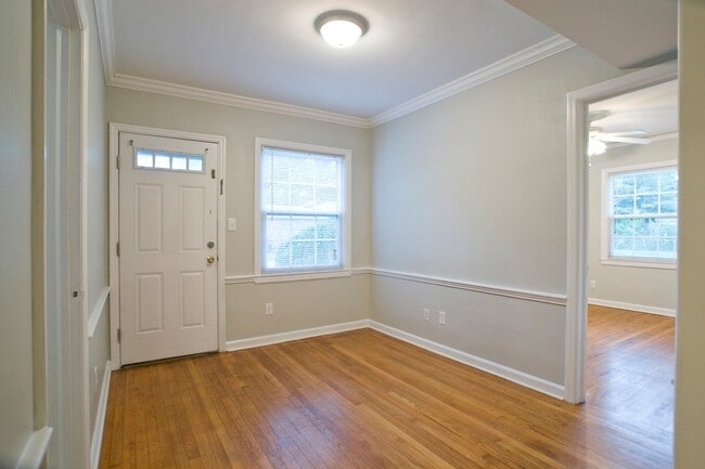 Building Photo - Quaint Downstairs 2 Bedroom