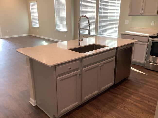 Foto del edificio - 300 Anastasia Park Rd