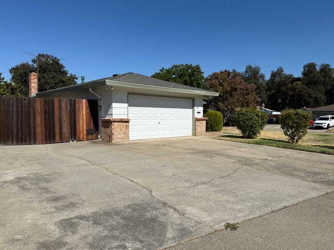 Building Photo - 3 bed 2 bath home available now!