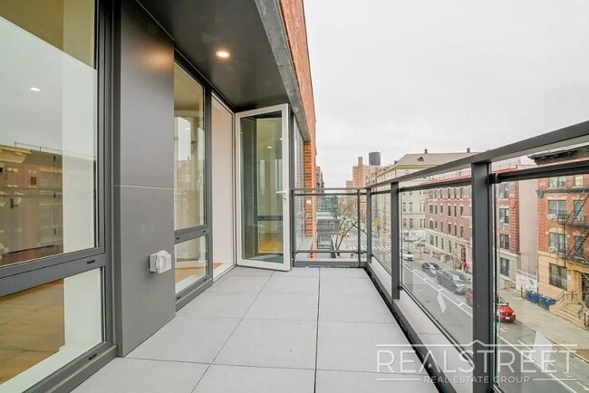 Building Photo - Light-Filled Corner 1BR with Private Outdoor Space & In-Unit Washer/Dryer
