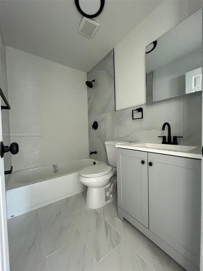 Foto del edificio - 1831 NE 56th St