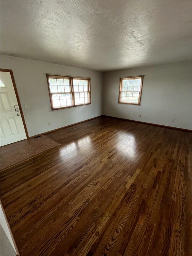Building Photo - Conveniently Located 3-Bedroom with Walk-O...