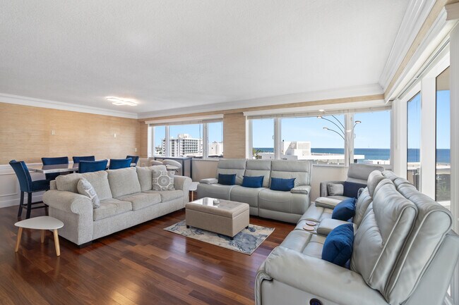 Building Photo - 3000 Holiday Dr