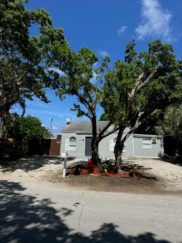 Primary Photo - 7870 Loomis St