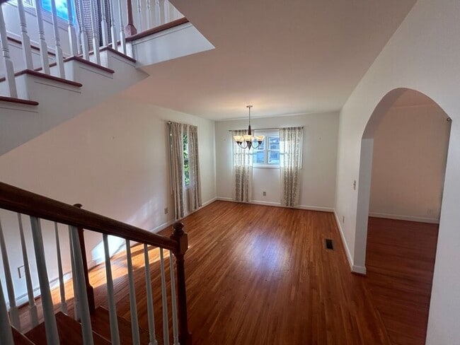 Building Photo - 128 E Glenwood Dr