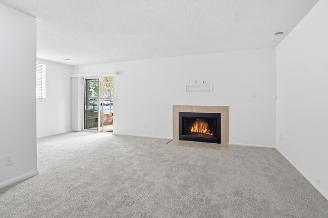 Foto del edificio - $1,540.95 with $300 off the first month's rent, 1 Bed - 1 Bath, Condo in Aurora with Washer and D...