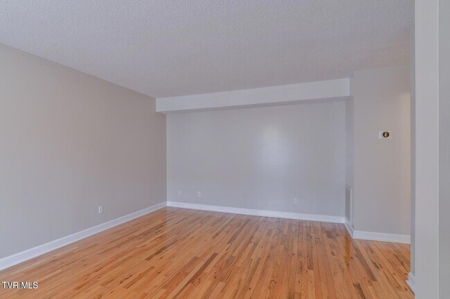 Building Photo - 2503 E Lakeview Dr