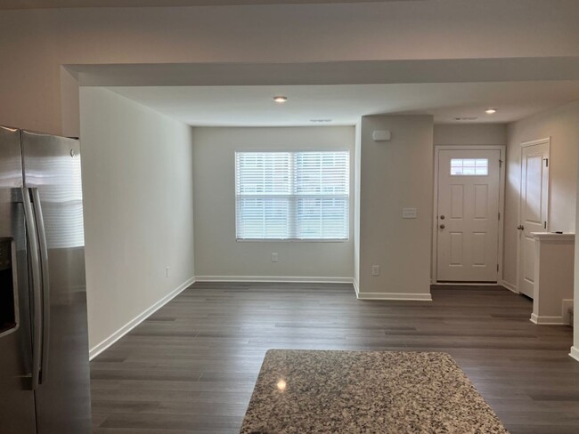 Building Photo - Minutes to Downtown Nashville!
