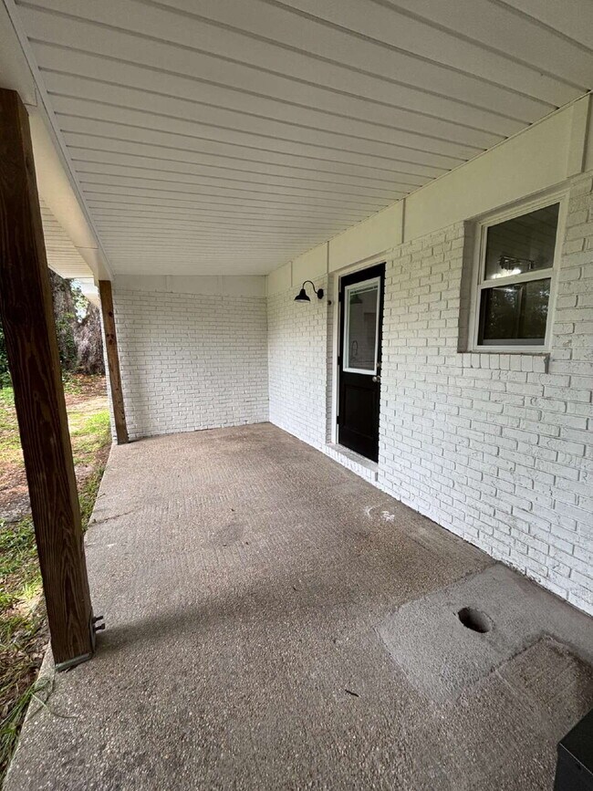 Building Photo - "Charming 2-Bed Gem in Lynn Haven - Cozy 7...