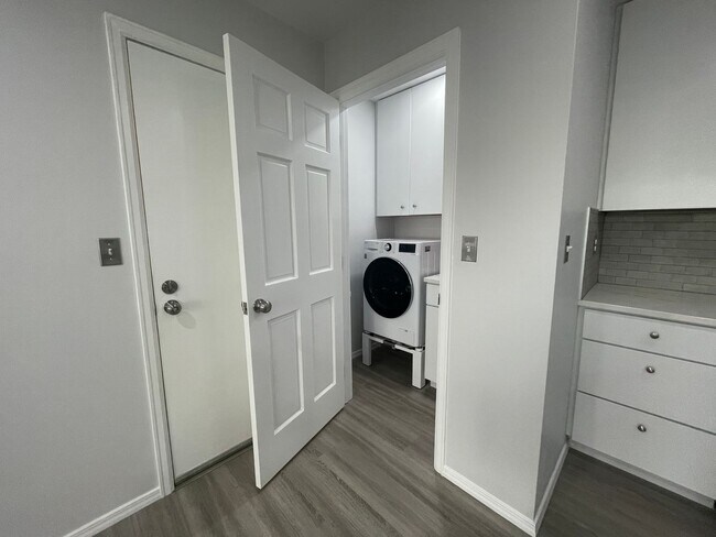 Building Photo - Extensively Remodeled 1 Bedroom 1 Bath Con...