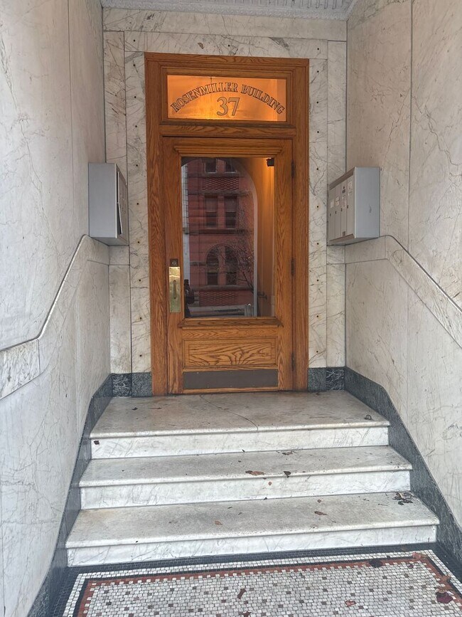 Building Photo - Available Now! Modern Spacious Studio Apar...